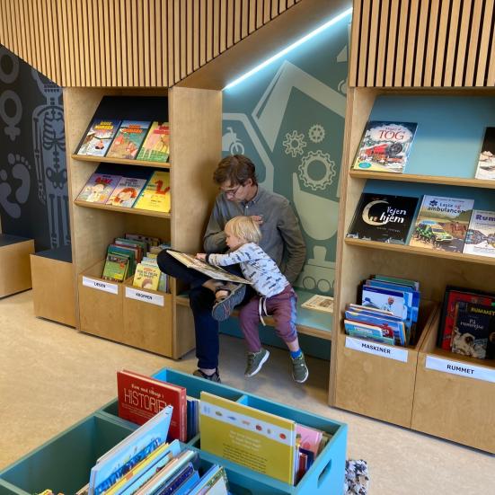 Alfred og far læser bøger om biler. De tæller og taler om tal. Snart skal de hjem og lave aftensmad.