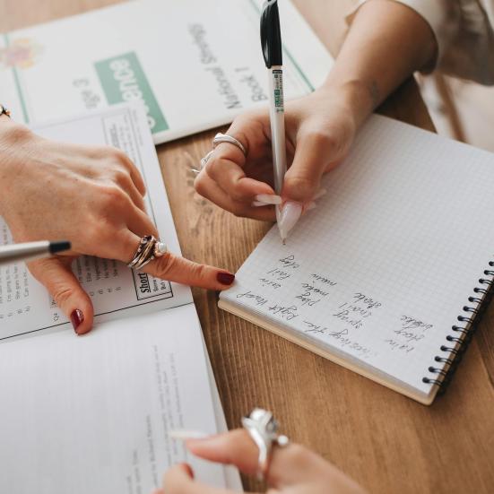 To personer skriver tekst på en blok