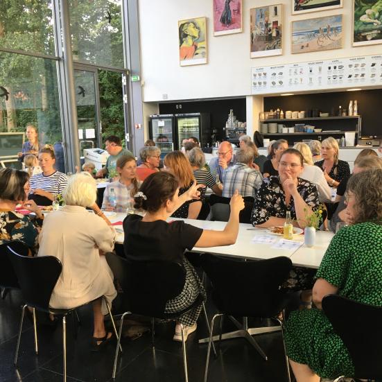 Mennesker der taler og spiser sammen