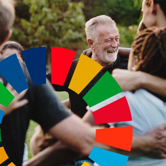 Foto af mennesker der holder om hinanden i rundkreds 