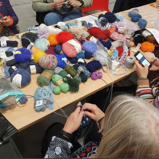 Strikkeglad på Jægerspris Bibliotek 