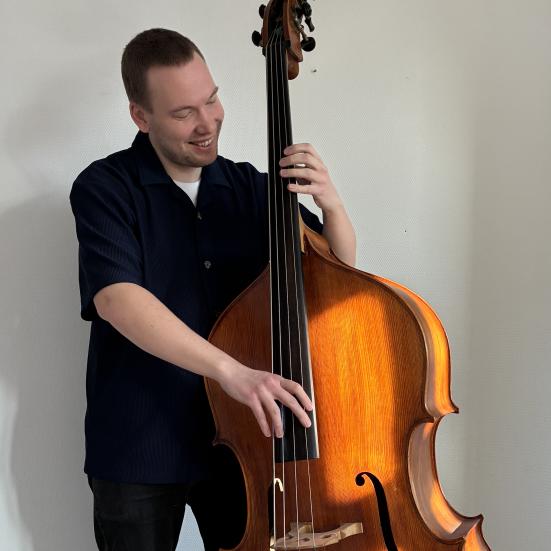 Peter Price spiller på instrument.