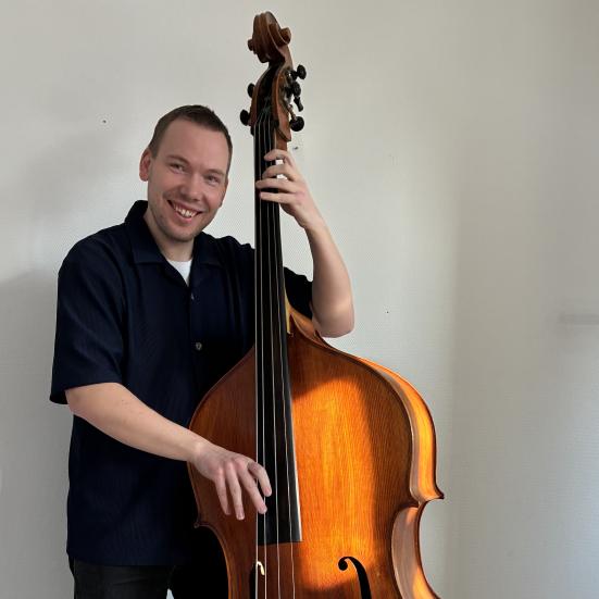 Peter Price spiller på instrument