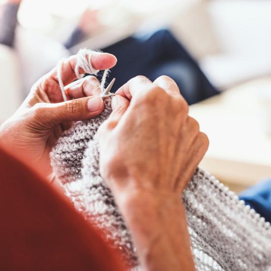 Kvindehænder der strikker