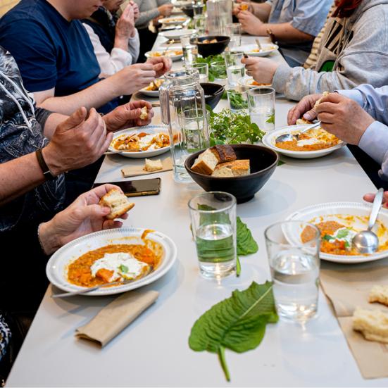 Fællesspisning i gården