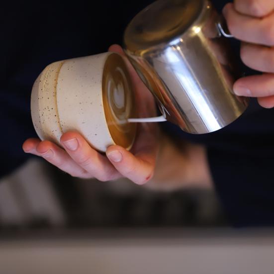 En barista brygger kaffe