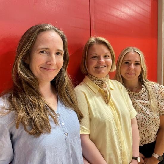 Terese Line og Camilla, som står bag KreaKram - bibliotekets kreative værksted