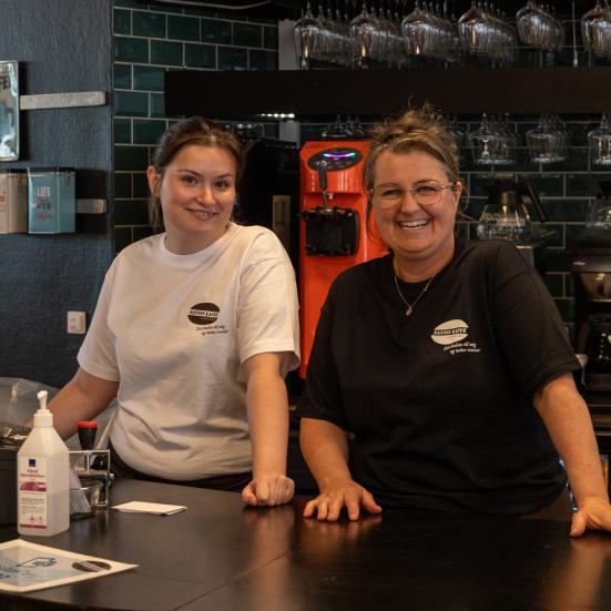 To kvinder fra Sannes Kaffe