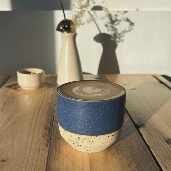 Kaffe i keramikkop