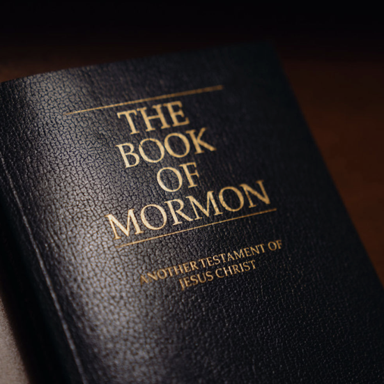 Billedet viser mormonkirkens hellige bog. Den har sort omslag og teksten "The book of mormon" skrevet på forsiden.