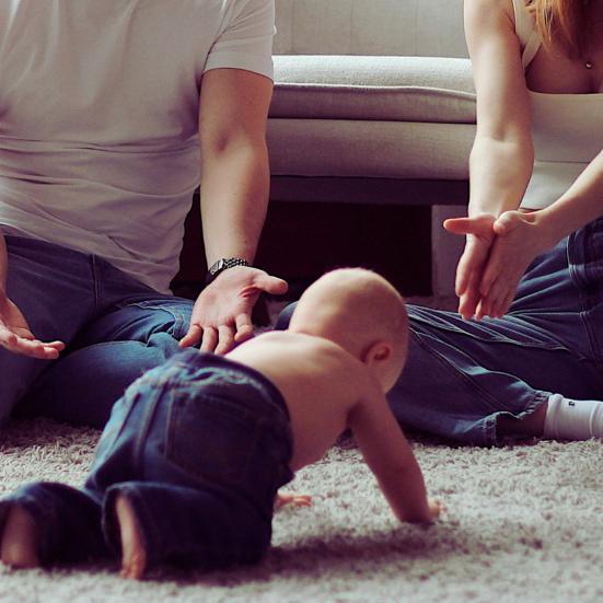 Baby kravler på gulv