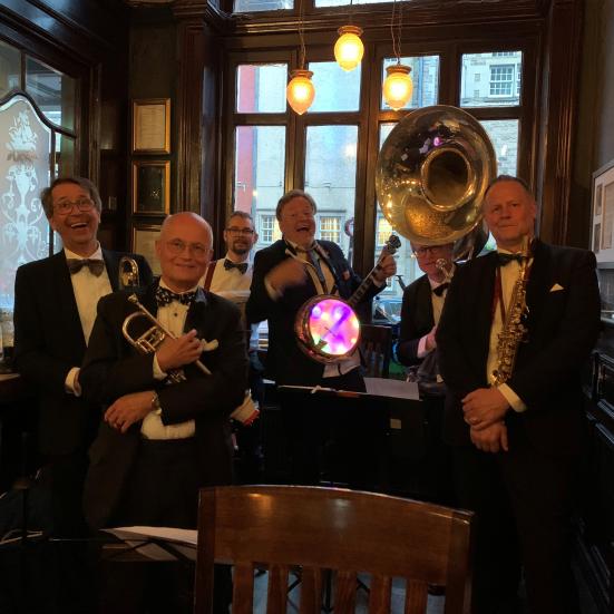 En gruppe jazz musikere med instrumenter