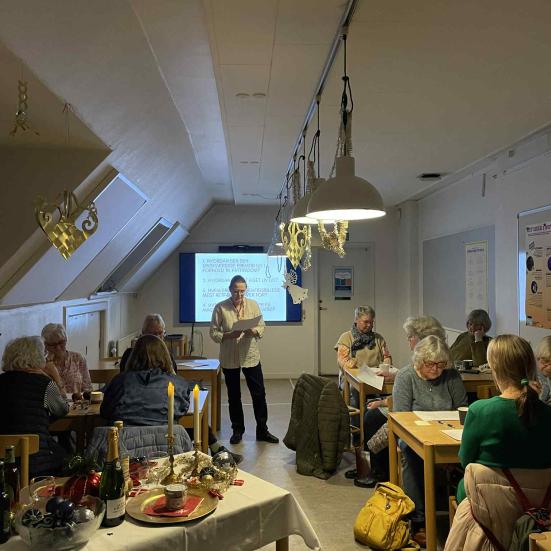Mennesker mødes og sidder ved borde