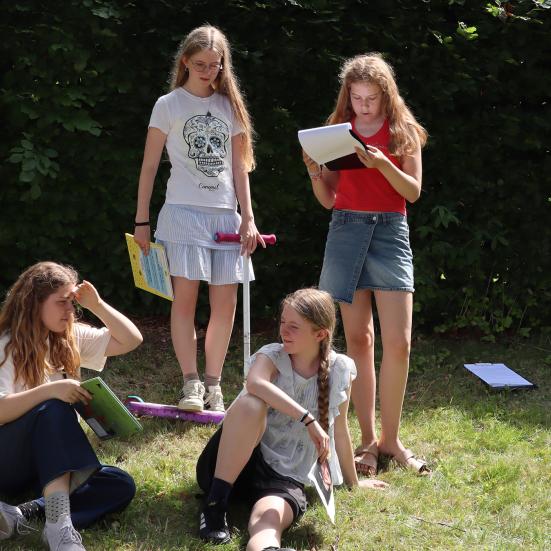 4 piger der læser