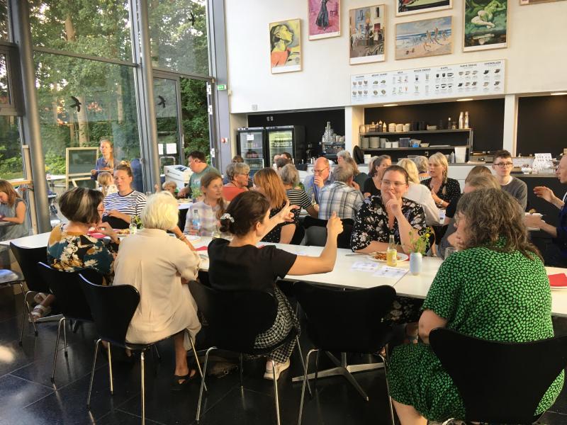 Mennesker der taler og spiser sammen
