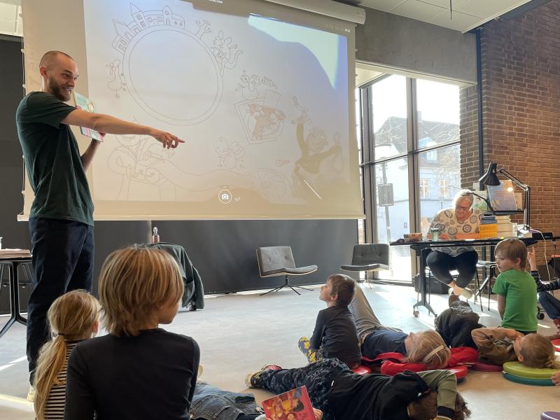 Danmarks største videnskabskvinder - forfatter stiller nysgerrige børn spørgsmål