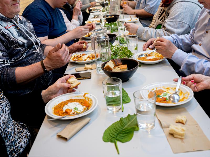Fællesspisning i gården