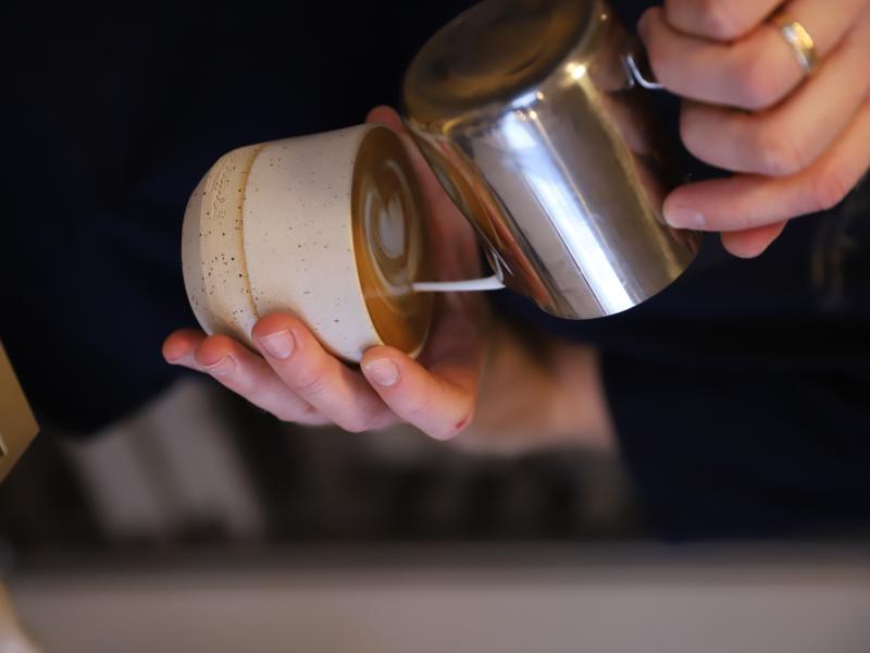 En barista brygger kaffe