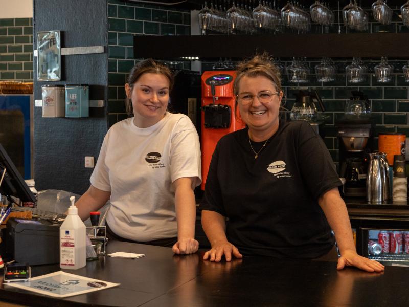 To kvinder fra Sannes Kaffe