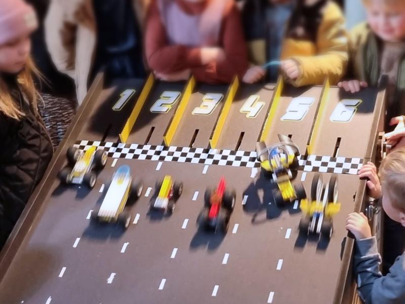 Børne kører med biler bygget af Lego
