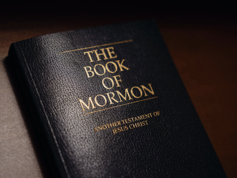 Billedet viser mormonkirkens hellige bog. Den har sort omslag og teksten "The book of mormon" skrevet på forsiden.