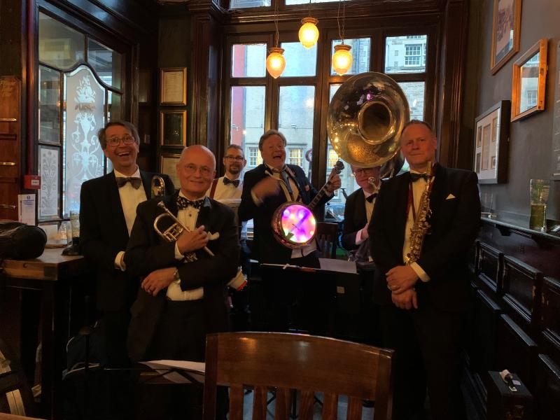En gruppe jazz musikere med instrumenter