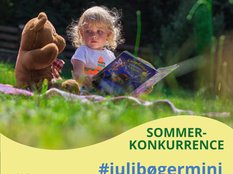 Pige læser bog for sin bamse