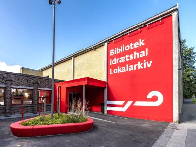 Foto af Jægerspris Biblioteks røde indgangsparti.