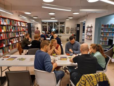 En gruppe mænd spiller et spil.