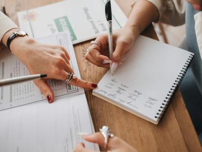 To personer skriver tekst på en blok