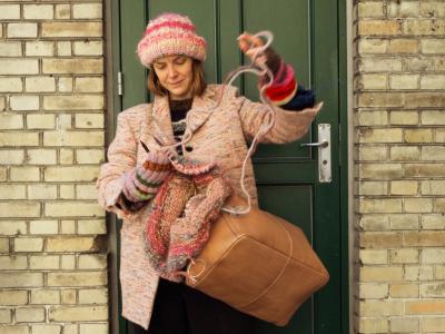 Freja Hoffgaard. En dag med strik.