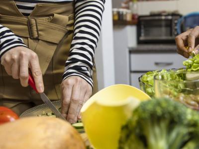 Hænder der snitter grøntsager