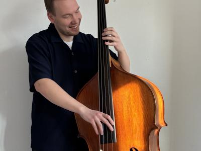 Peter Price spiller på instrument.