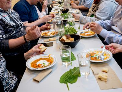 Fællesspisning i gården