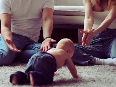 Baby kravler på gulv