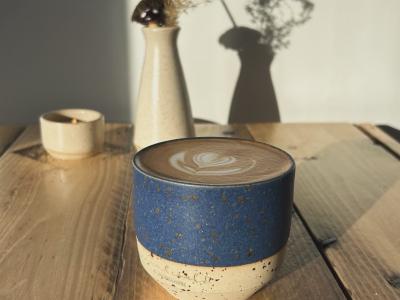 Kaffe i keramikkop