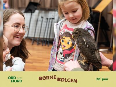 Børn kigger på ugle