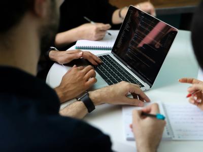 Mennesker mødes omkring en computer