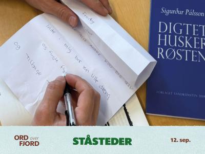 Hånd skriver et digt på et foldet papir