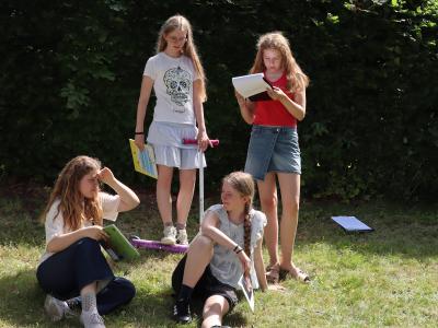 4 piger der læser