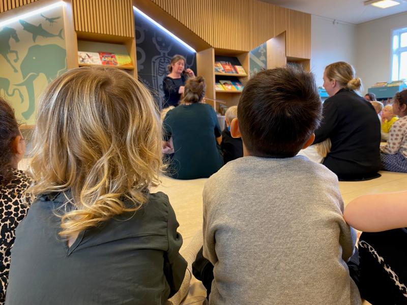 Børn lytter til cellomusik