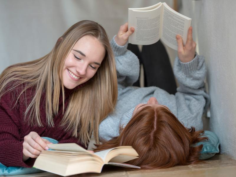 To unge piger læser i bøger