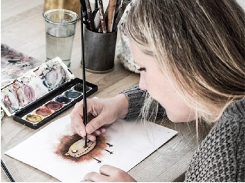 Danmarks største videnskabskvinder - illustrator maler på stormskærm