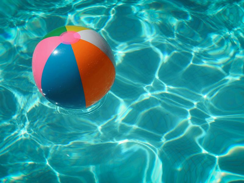 Badebold i pool