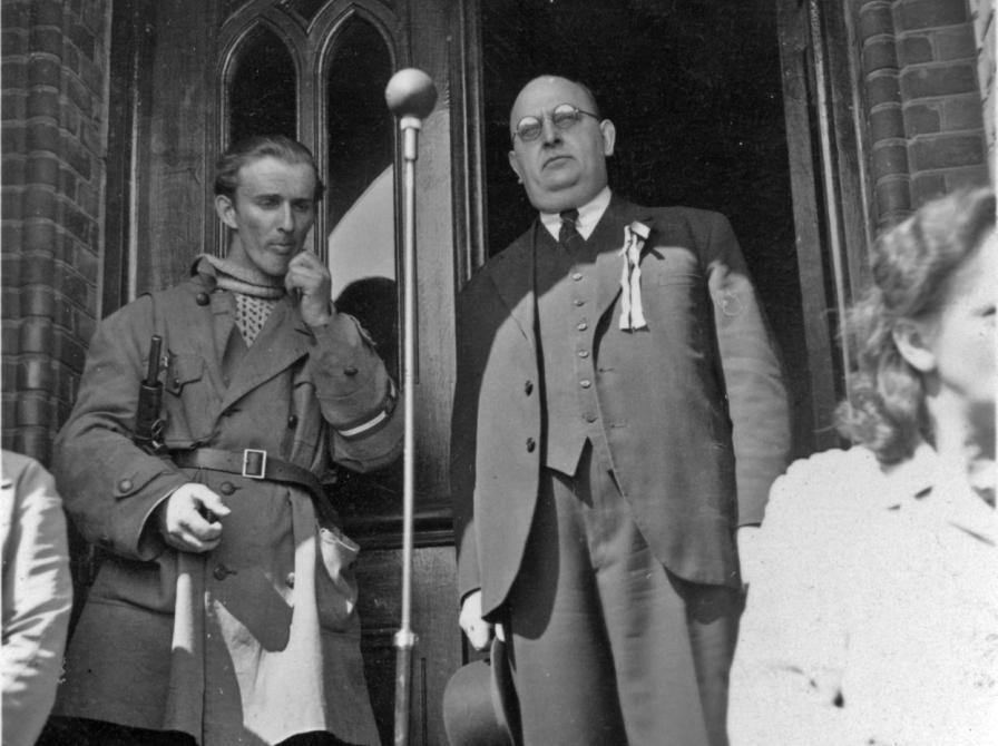 Sort-hvid foto af byleder og borgmester foran en mikrofon på torvet i Frederikssund