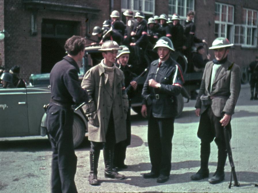 Frihedskæmpere i skolegården på Frederikssund Kommuneskole i maj 1945