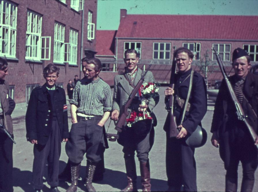 Frihedskæmpere i Frederikssund Kommuneskoles gård 5. maj 1945