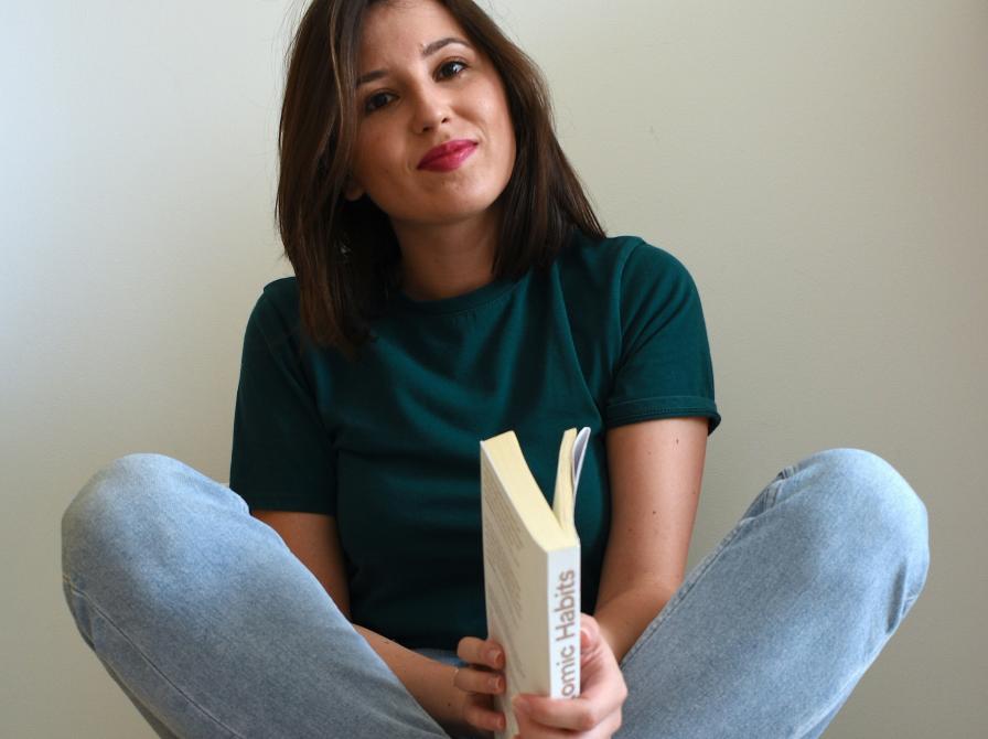 Kvinde med bog på gulv