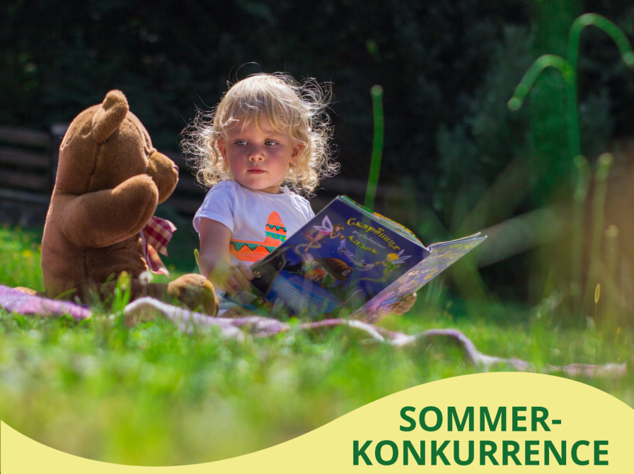 Pige læser for sin bamse