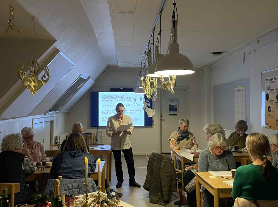 Mennesker mødes og sidder ved borde